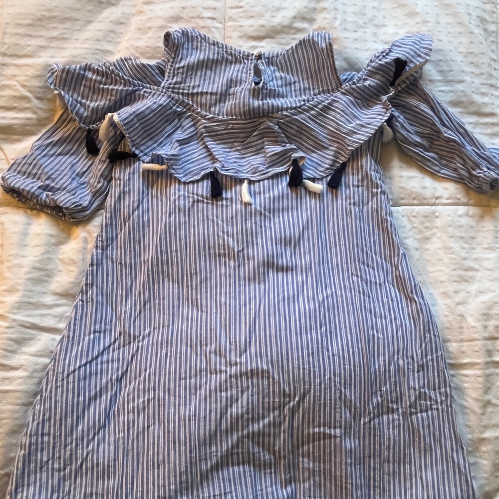 adorable cotton top Striped w/ tasseled neck size 6, dropped cap shoulder